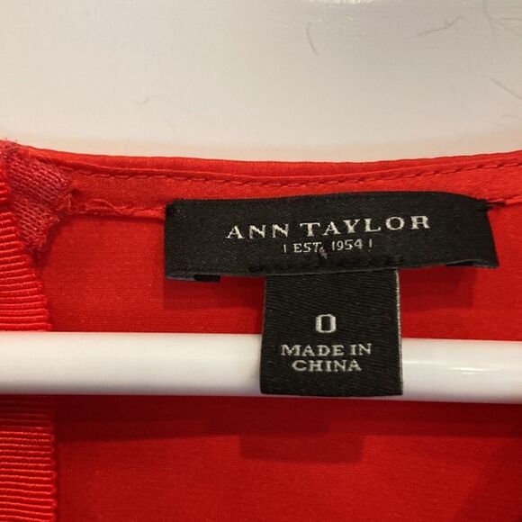 Ann Taylor, red satin twist, front blouse with elbow length sleeves size 0 - Picture 3 of 9